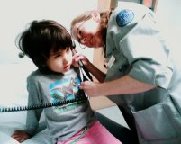 lekarz badający dziecko